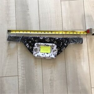 New Without a Tag Victoria’s Secret PINK Flower Fanny Belt Hip Bag